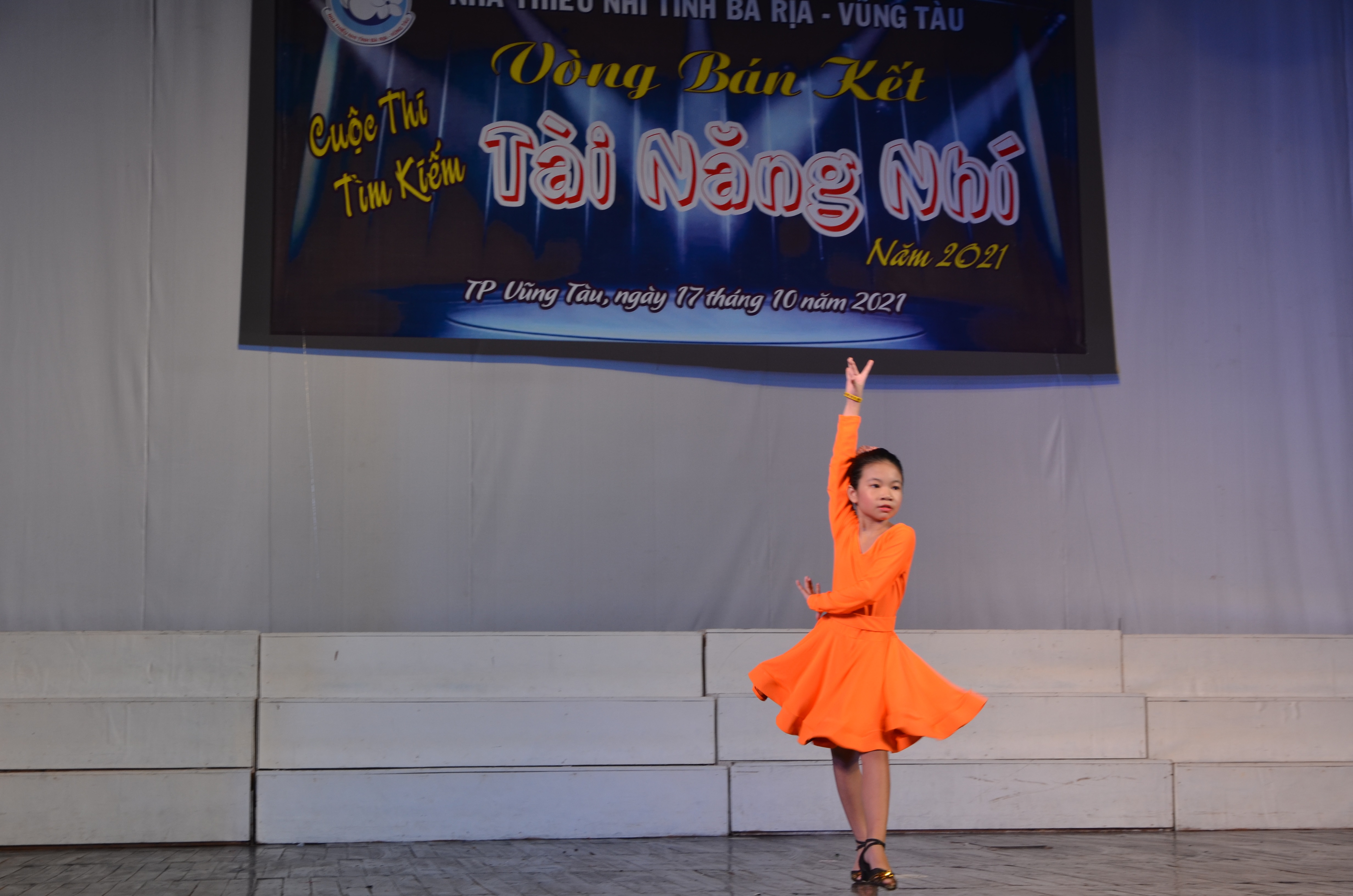 Thí sinh Lê Trần Bảo Ngọc với phần trình diễn Dancesport trong vòng bán kết.