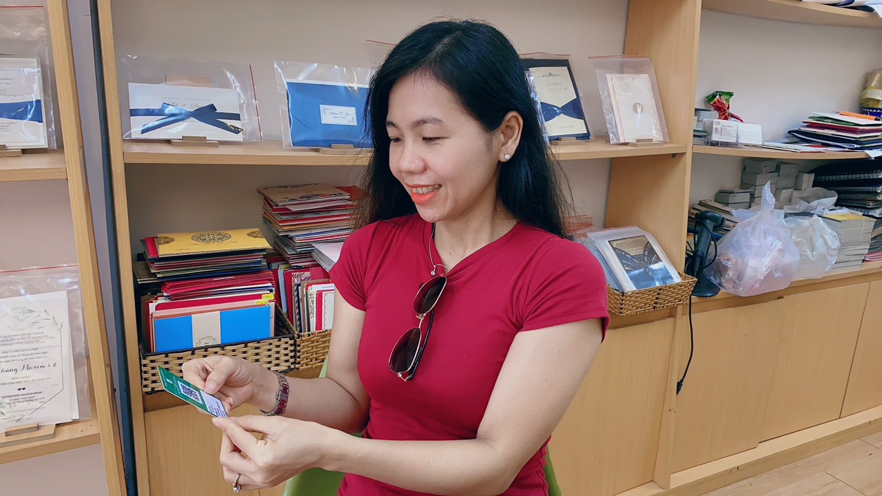      Chị Nguyễn Thị Thúy Liễu, chủ tiệm thiệp cưới Anh Sáu kiểm tra 