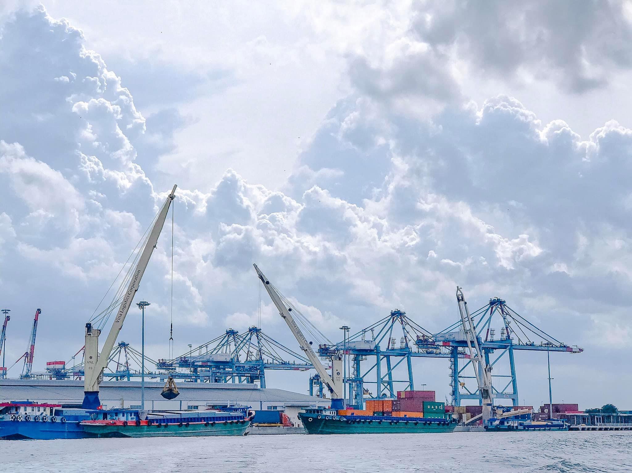   Cái Mép -Thị Vải nằm trong top 50 cảng biển hiệu quả nhất thế giới.  Trong ảnh: Toàn cảng cụm CM-TV nhìn từ cảng  Hưng Thái  (TX.Phú Mỹ)