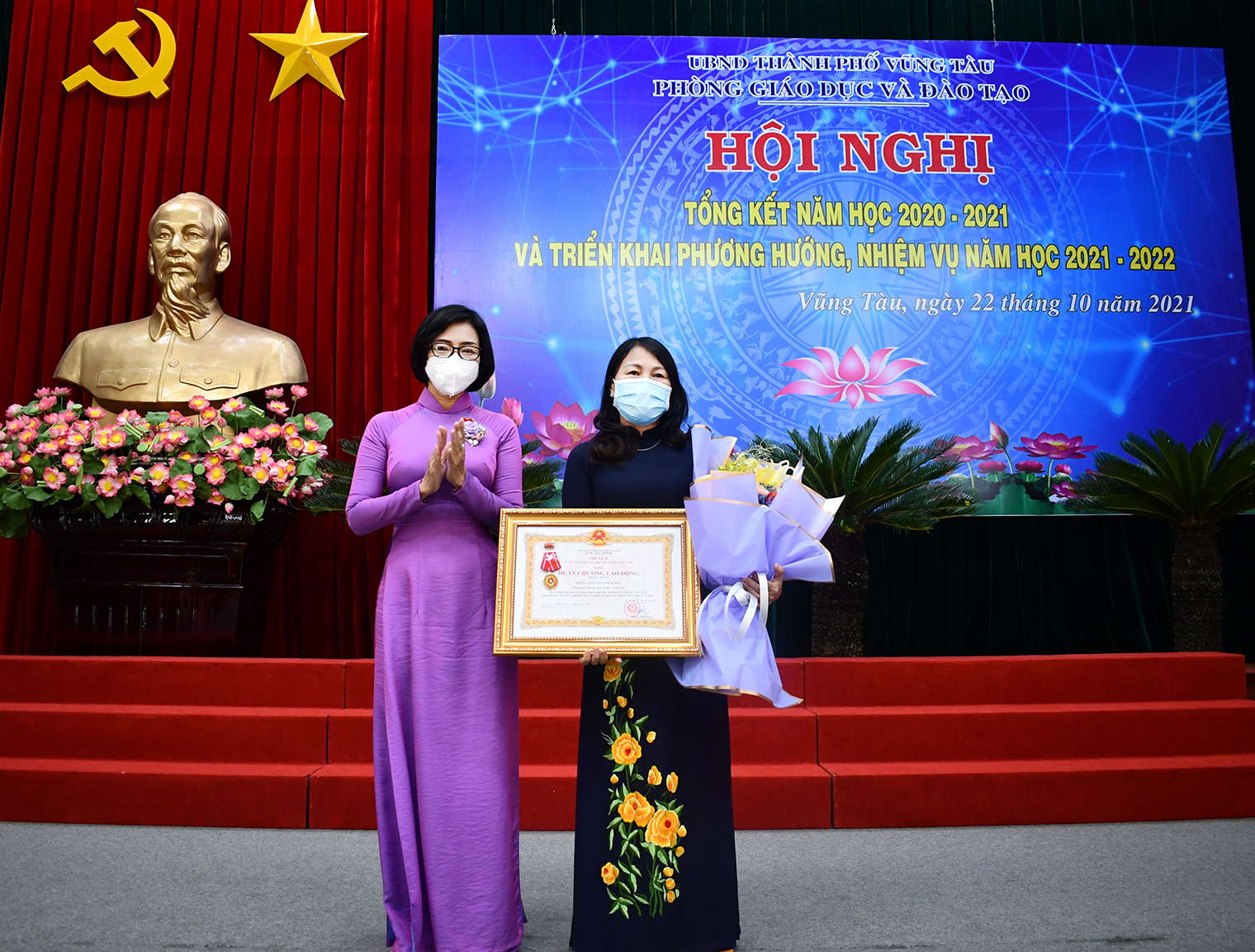 Bà Lê Thị Thanh Bình, Phó Bí thư Thường trực Thành ủy, Chủ tịch HĐND TP. Vũng Tàu, thừa ủy quyền của Chủ tịch nước trao Huân chương Lao động hạng Nhất cho Trường MN Ánh Dương.