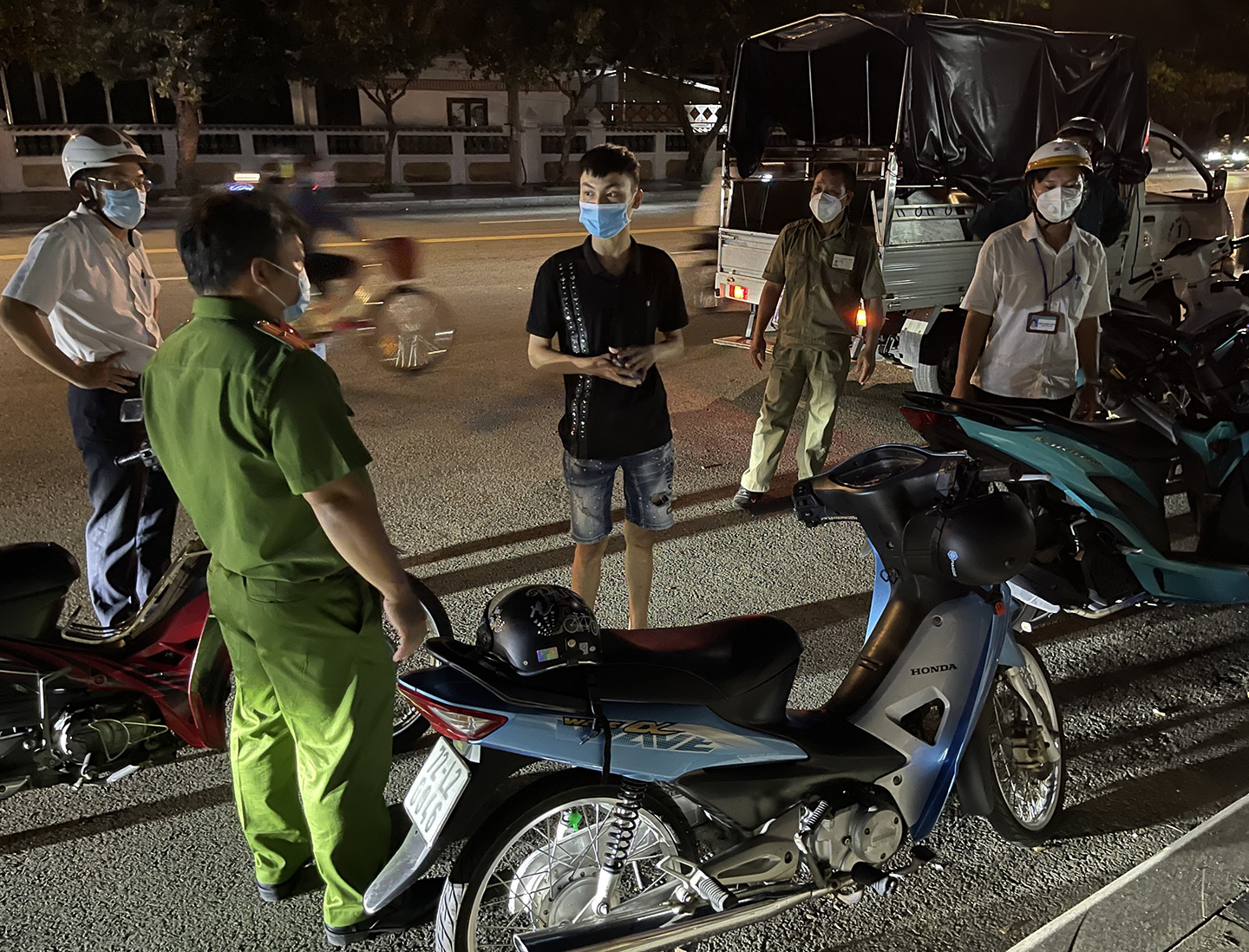 Lực lượng chức năng phường 1, TP. Vũng Tàu kiểm tra một trường hợp không chấp hành quy định phòng, chống dịch.
