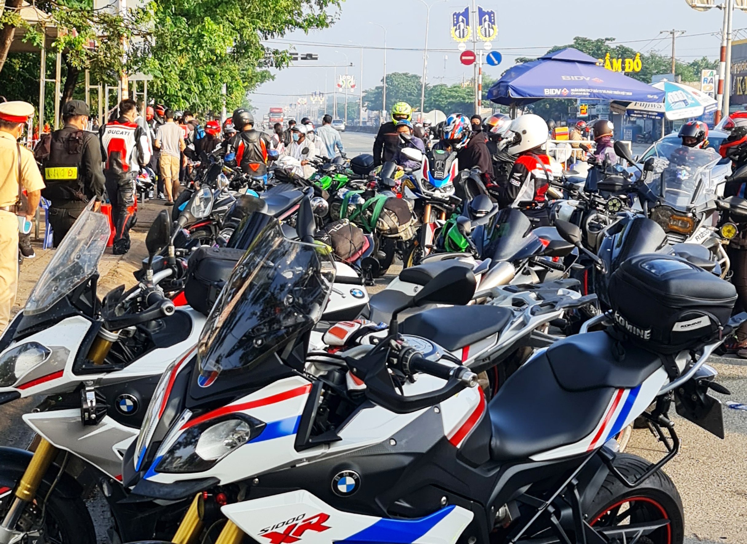 Lượng xe máy qua chốt kiểm soát y tế trên Quốc lộ 51 cũng rất đông.