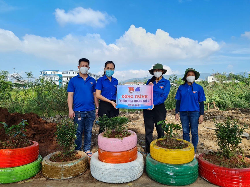 Các ĐVTN bên công trình “vườn hoa thanh niên”.