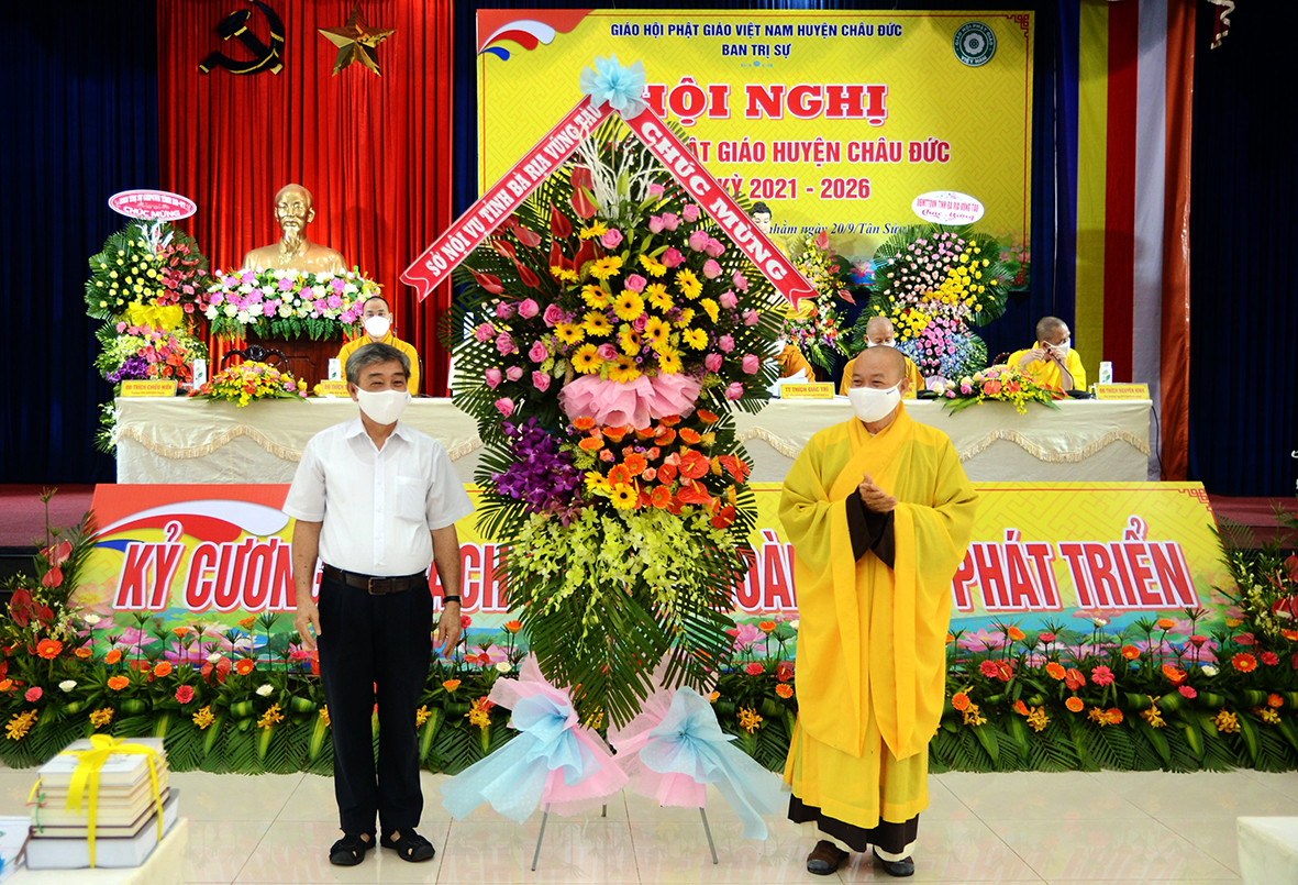 Ông Đặng Văn Hải, Phó Trưởng Ban Tôn giáo tỉnh tặng Lẵng hoa chúc mừng Đại hội.