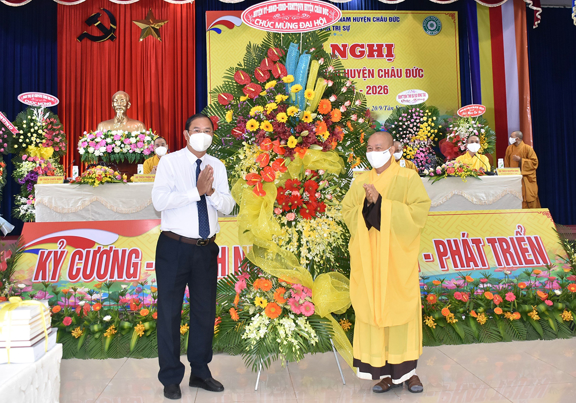 Ông Nguyễn Tấn Bản, Phó Bí thư Thường trực Huyện ủy Châu Đức tặng Lẵng hoa chúc mừng Đại hội.