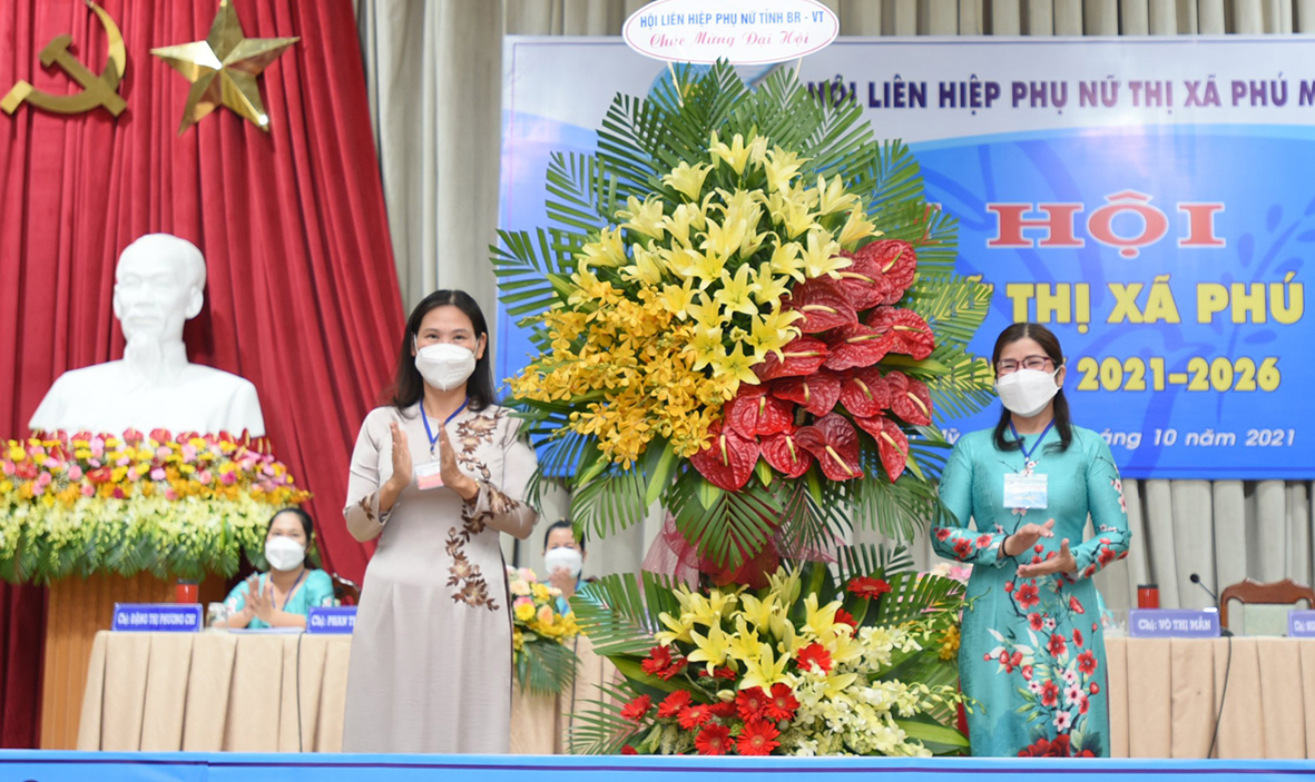 Bà Lê Thị Kim Thu, Chủ tịch Hội LHPN tỉnh (bên trái) tặng lẵng hoa chúc mừng Đại hội.
