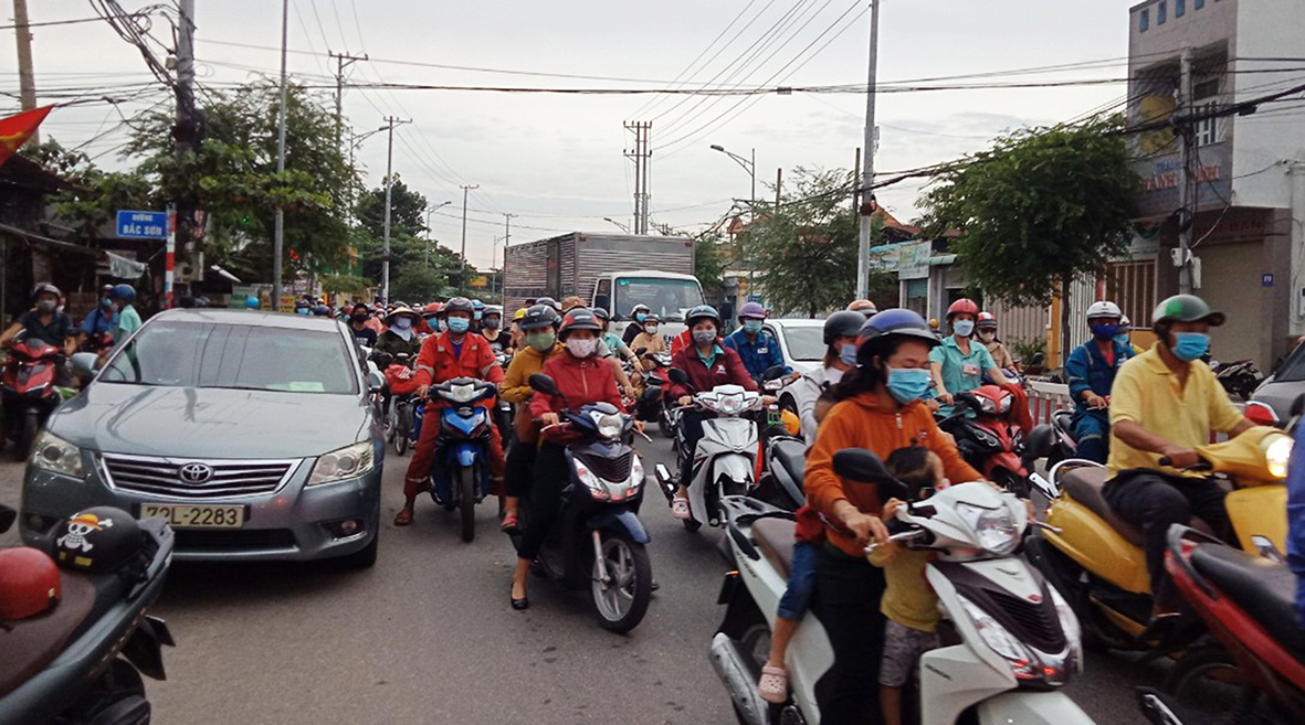 Vụ tai nạn xảy ra vào giờ cao điểm lượng người lưu thông đông nên xảy ra tình trạng dồn ứ tại đoạn đường này.