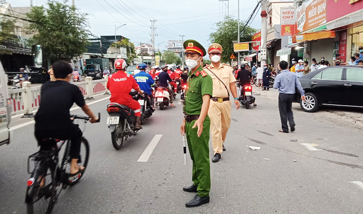 Lực lượng CSGT và Trật tự-Công an TP.Vũng Tàu điều tiết phân luồng giao thông.