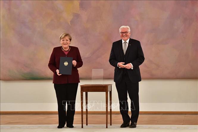 Tổng thống Đức Frank-Walter Steinmeier trao quyết định kết thúc nhiệm kỳ công tác cho  Thủ tướng Angela Merkel tại Cung điện Bellevue (Berlin).