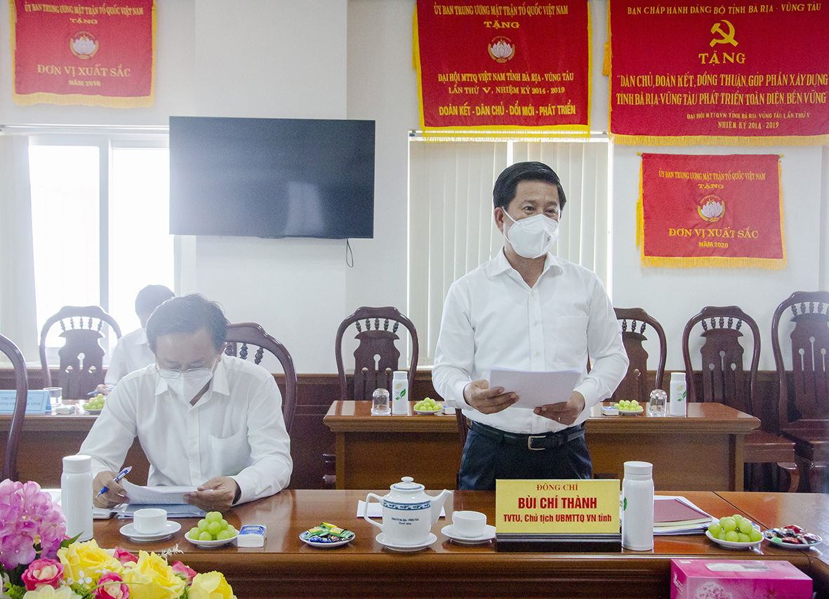 Ông Bùi Chí Thành, Ủy viên Ban Thường vụ Tỉnh ủy, Bí thư Đảng Đoàn-Chủ tịch UBMTTQ Việt Nam tỉnh báo cáo kết quả lãnh đạo thực hiện nhiệm vụ công tác Mặt trận 9 tháng tại buổi làm việc.