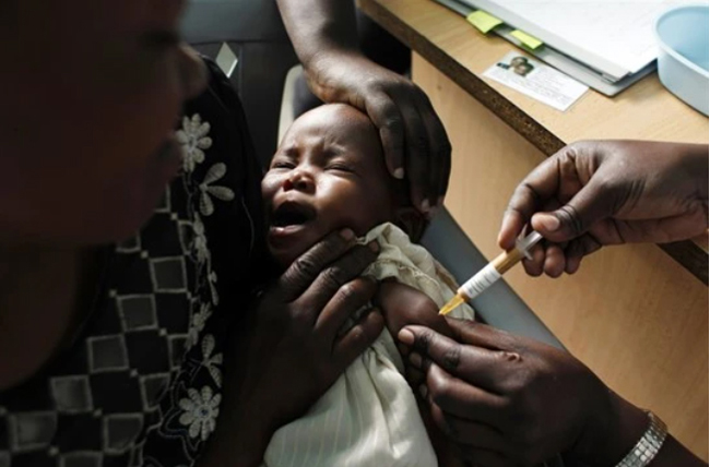 Trẻ em Malawi được tiêm chủng vắc xin Mosquirix đầu tiên trên thế giới.
