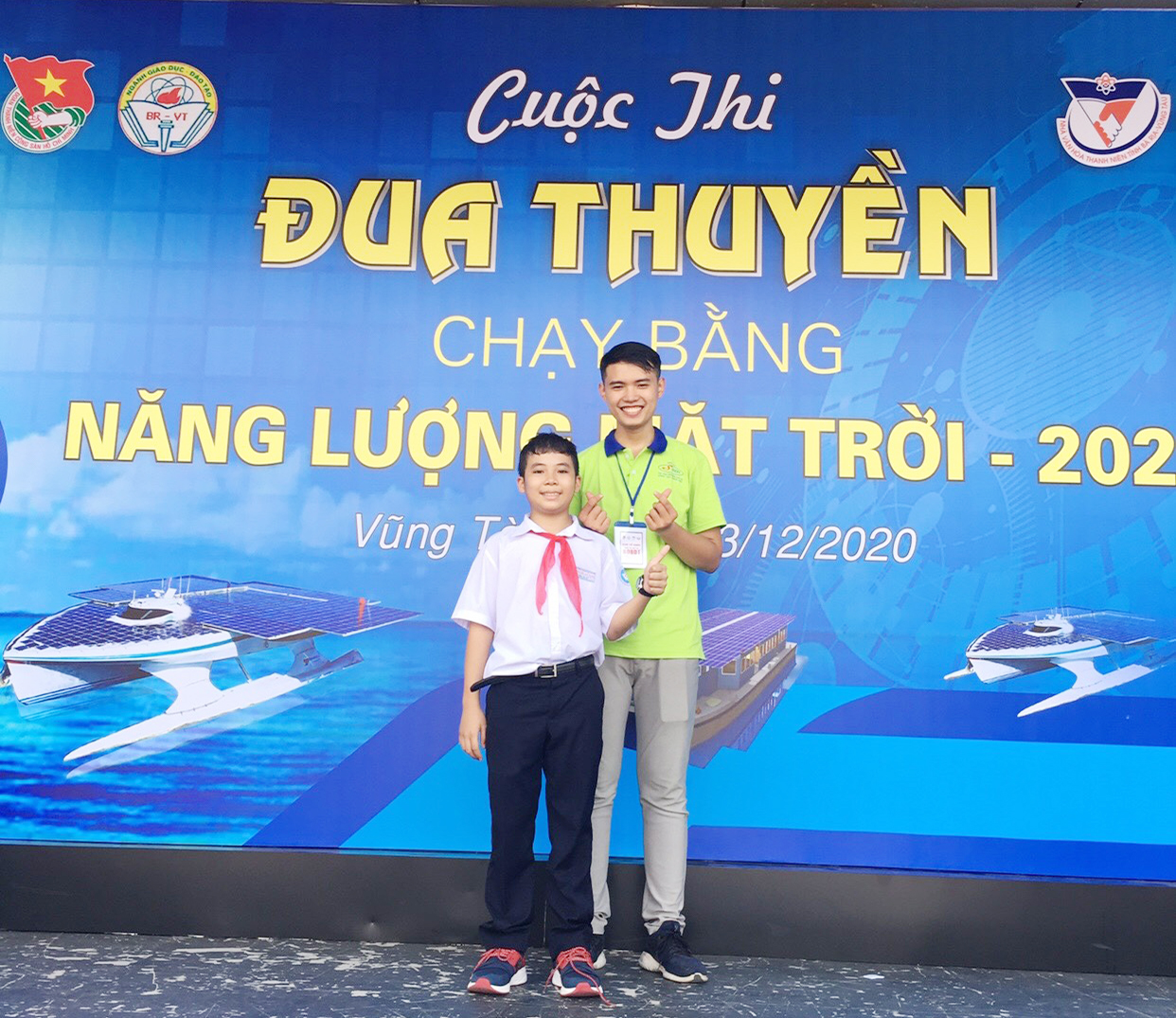 Anh kiệt (bìa trái) tại một cuộc thi Khoa học kỹ thuật dành cho HS, SV.