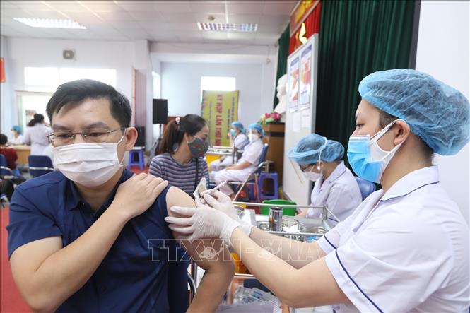 Nhân viên y tế tiêm vaccine phòng COVID-19 cho người dân tại điểm tiêm chủng quận Hai Bà Trưng (Hà Nội). Ảnh: Minh Quyết/TTXVN