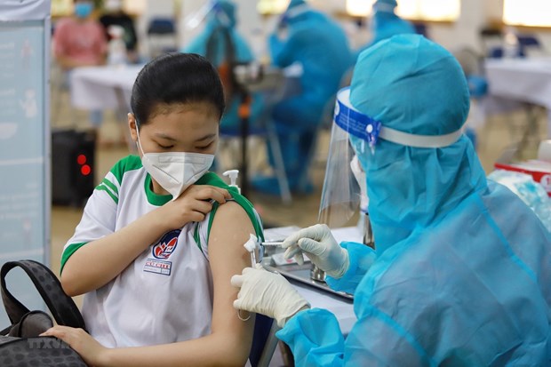 Nhân viên y tế tiêm vaccine phòng COVID-19 cho học sinh tại huyện Củ Chi. Ảnh: TTXVN