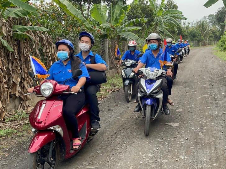 Đoàn viên thanh niên xã Kim Long tổ chức tuyên truyền lưu động về phòng chống dịch trên các tuyến đường.