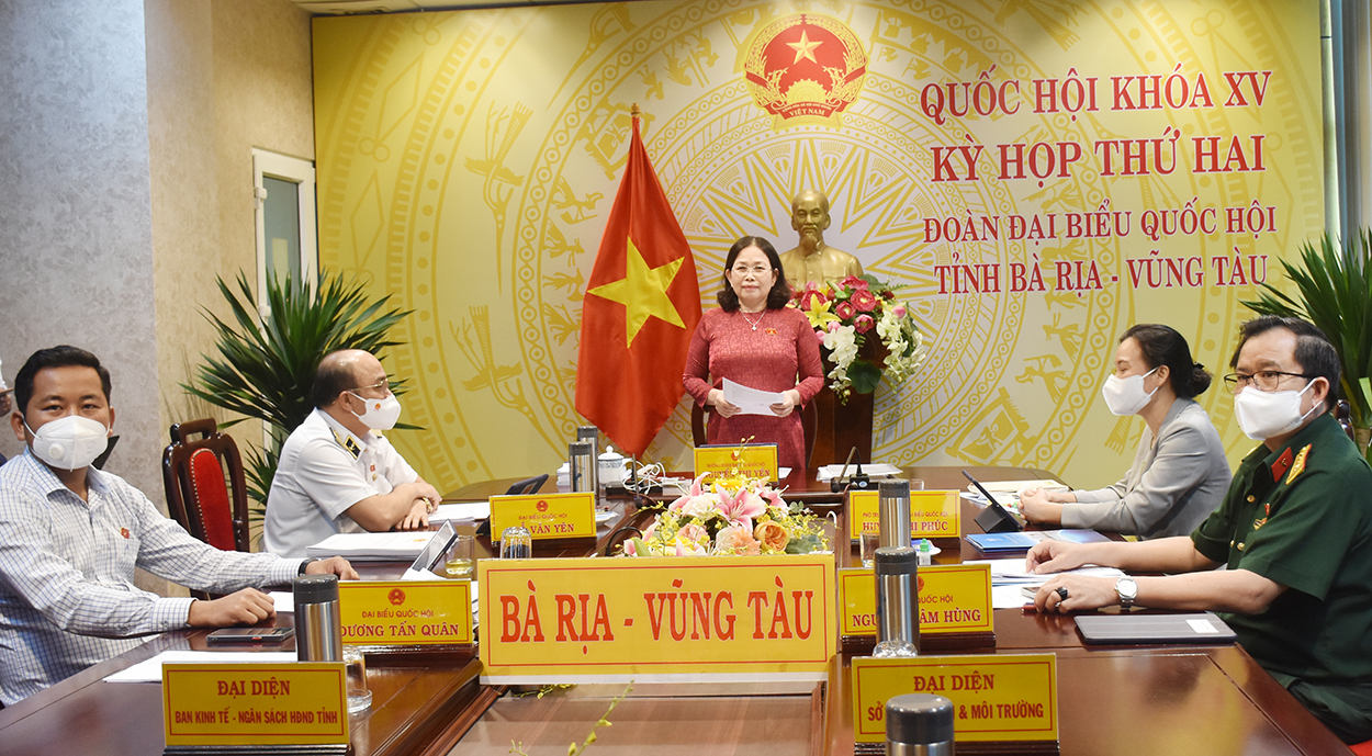 Bà Nguyễn Thị Yến, Phó Bí thư Thường trực Tỉnh ủy, Trưởng Đoàn ĐBQH tỉnh  điều hành thảo luận tổ về Dự kiến Kế hoạch cơ cấu lại nền kinh tế giai đoạn 2021-2025  của Chính phủ.  Ảnh: MINH THIÊN