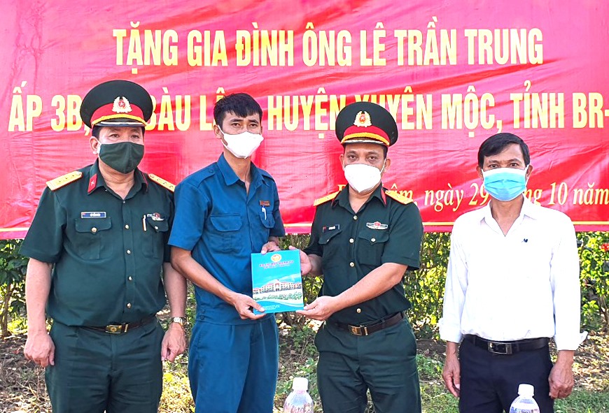 Đại diện Bộ CHQS tỉnh trao 80 triệu đồng hỗ trợ xây dựng “Nhà tình nghĩa” cho gia đình ông Lê Trần Trung (ấp 3B, xã Bàu Lâm, huyện Xuyên Mộc).