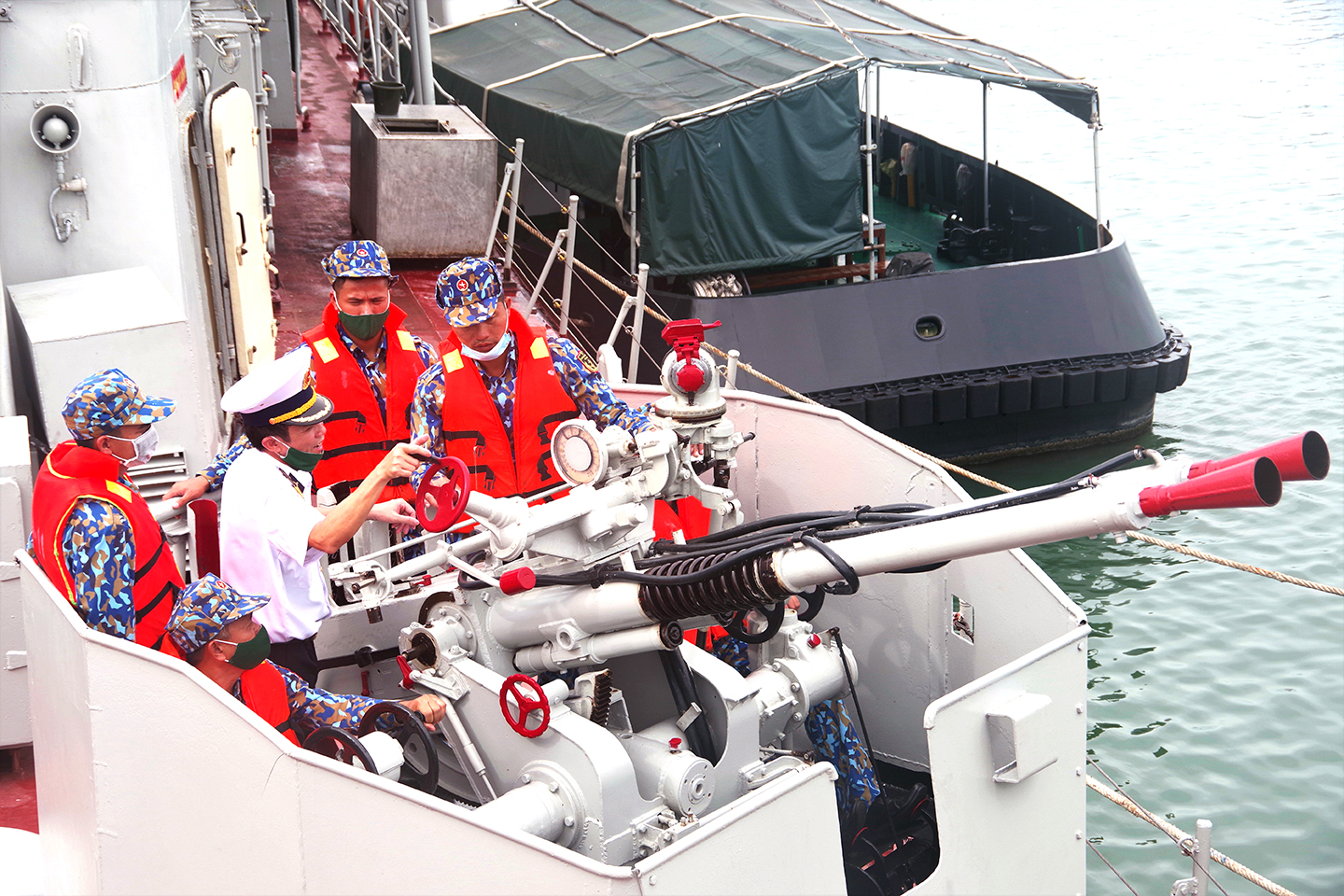  Đoàn công tác Bộ Tư lệnh Vùng 2 Hải quân kiểm tra việc thao tác vũ khí trên tàu của cán bộ, chiến sĩ Lữ đoàn 171.