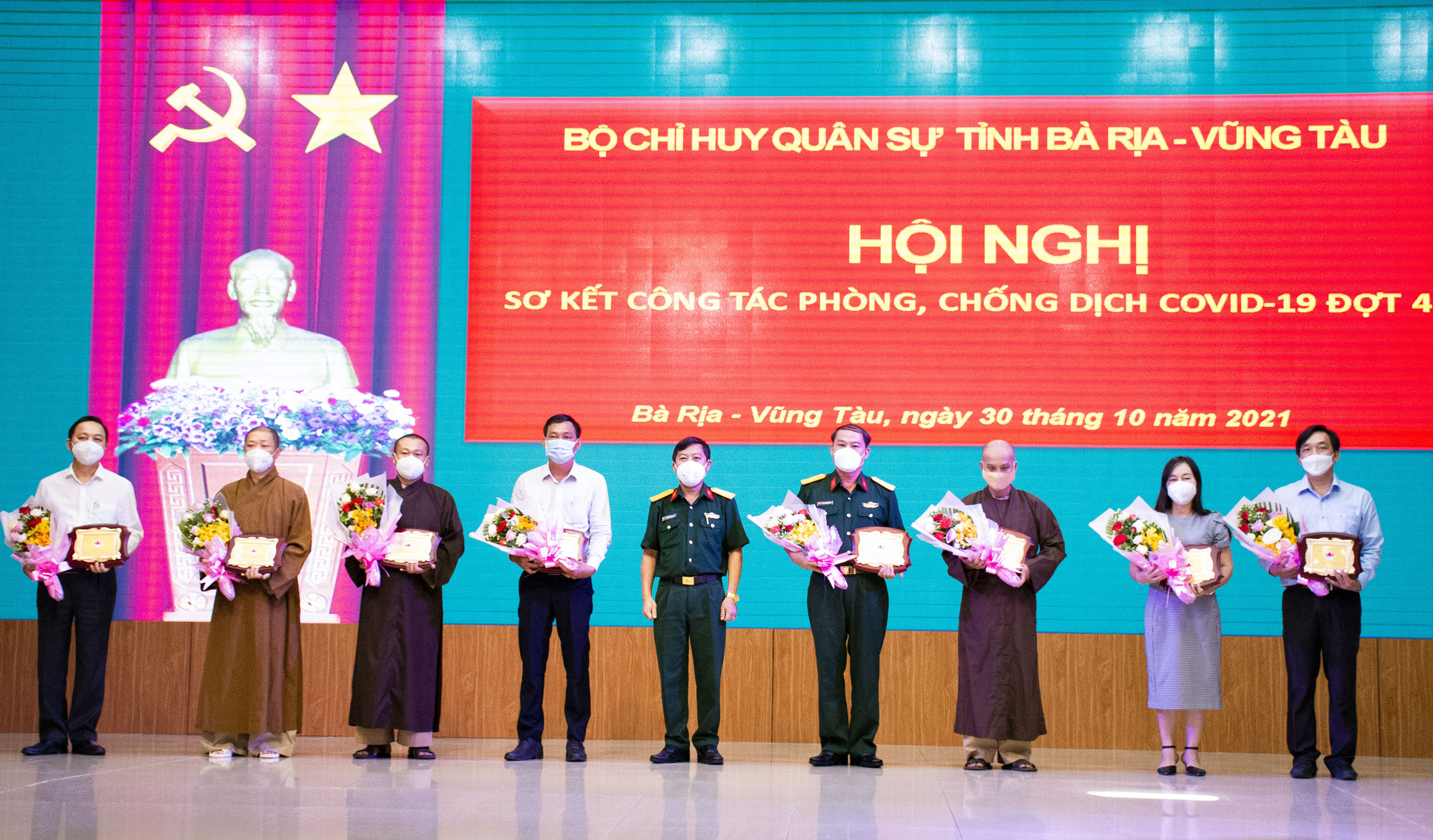 Đại tá Nguyễn Hoàng Tấn, Phó Chính uỷ Bộ CHQS tỉnh trao biểu trưng tri ân các cá nhân, DN đồng hành cùng LLVT tỉnh trong công tác phòng, chống dịch COVID-19. 