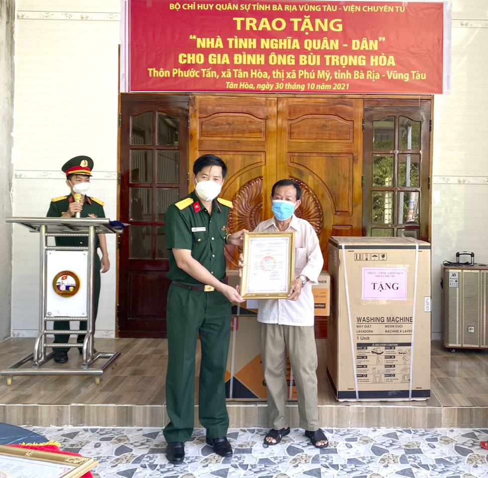 Thượng tá Nguyễn Xuân Công, Phó Chủ nhiệm Chính trị Bộ CHQS tỉnh trao quyết định bàn giao 