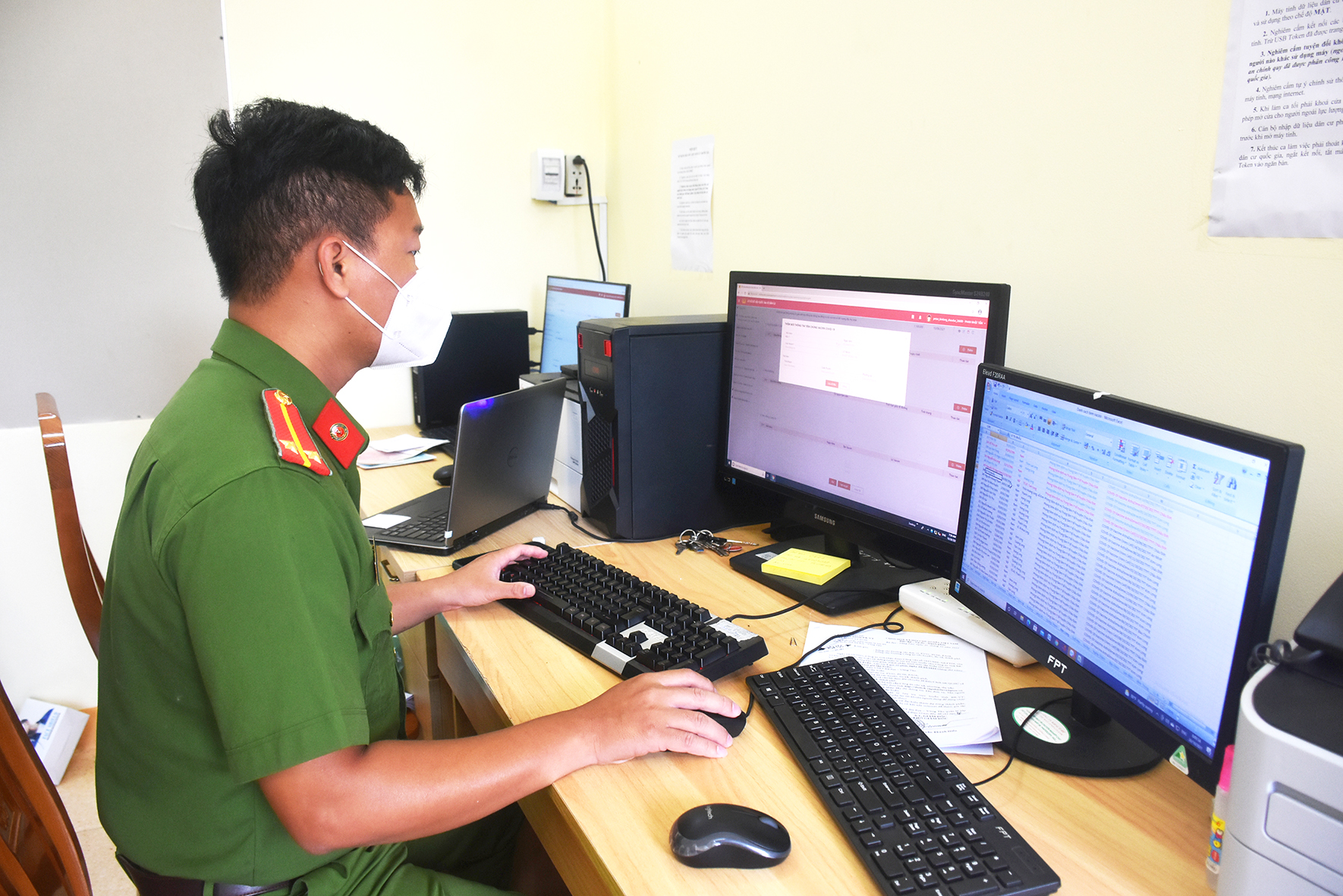 Cán bộ Công an xã Kim Long, huyện Châu Đức nhập liệu tiêm vắc xin COVID-19 vào cơ sở dữ liệu quốc gia  về dân cư để tích hợp vào thẻ CCCD gắn chíp.
