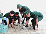 Gần gũi mật thiết, coi nhân dân như ruột thịt