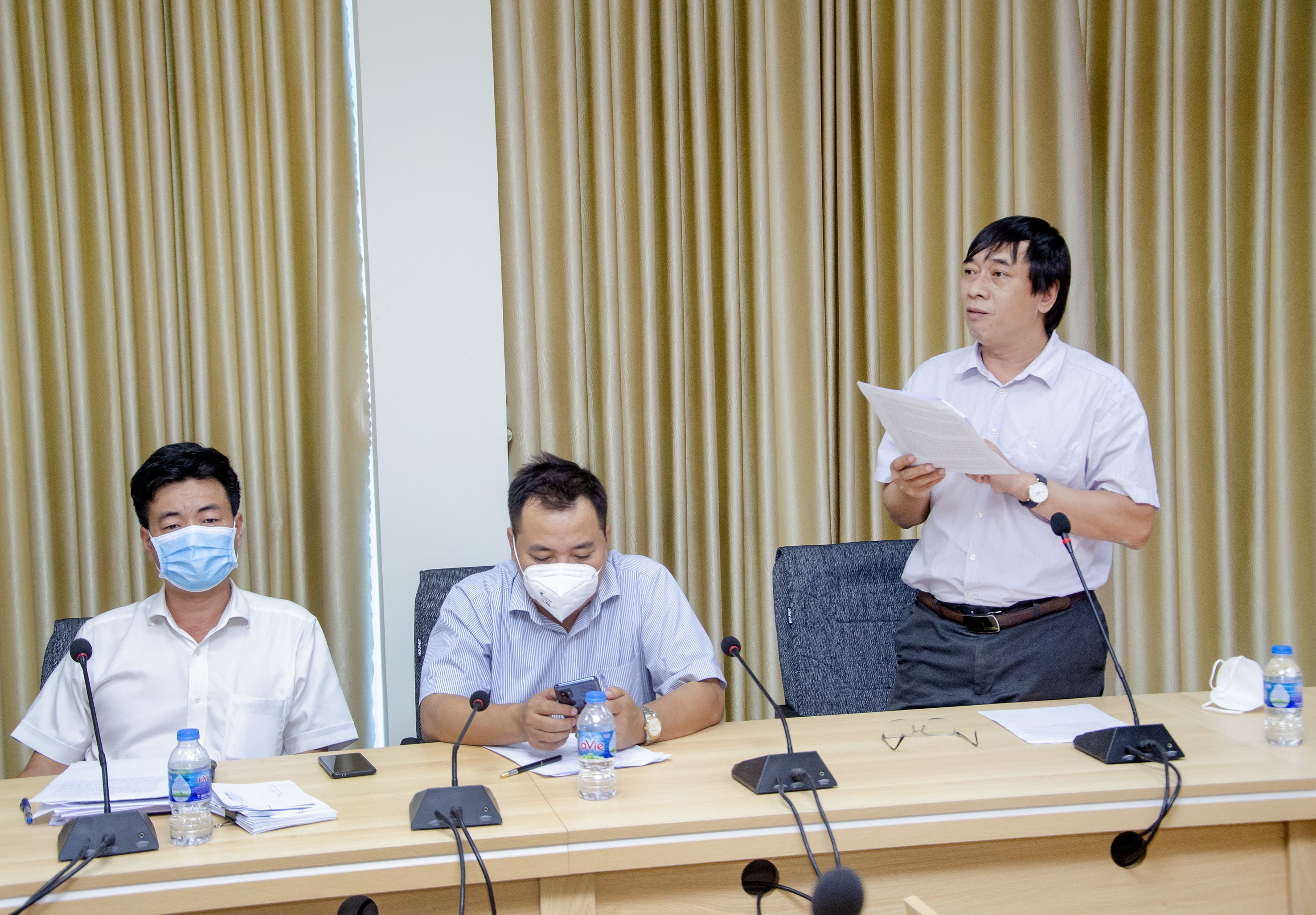 Ông Trương Đức Nghĩa, Bí thư Chi bộ, Phó Tổng Biên tập Báo BR-VT trình bày Báo cáo Sơ kết tình hình thực hiện nhiệm vụ 10 tháng đầu năm và phương hướng, nhiệm vụ trọng tâm các tháng cuối năm 2021.