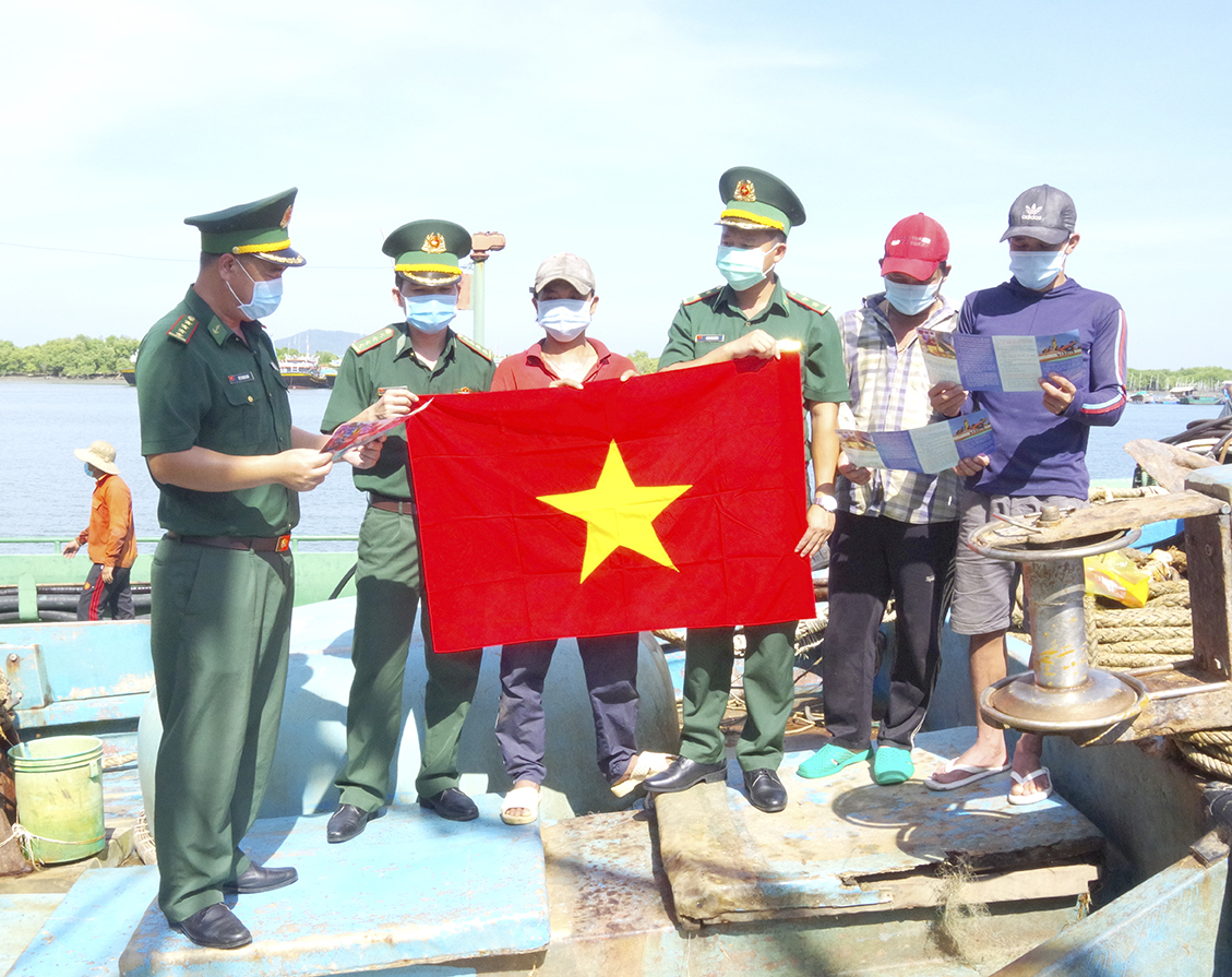Cán bộ, chiến sĩ Hải đoàn 18 Bộ đội Biên phòng tuyên truyền, phổ biến pháp luật và tặng cờ Tổ quốc cho ngư dân phường 12, TP. Vũng Tàu.