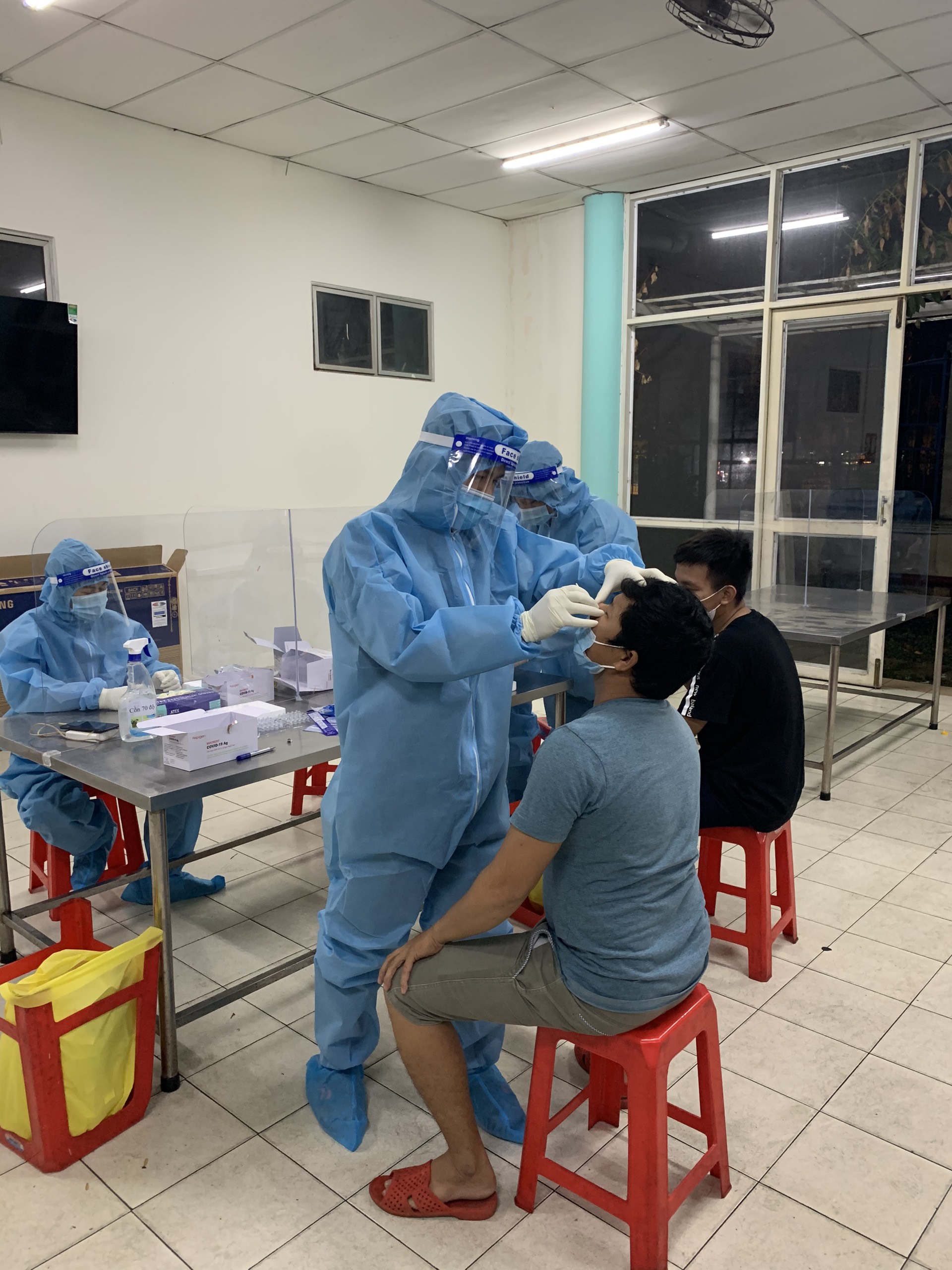 Test nhanh SARS-CoV-2 cho người lao động tại Công ty TNHH Thép SMC