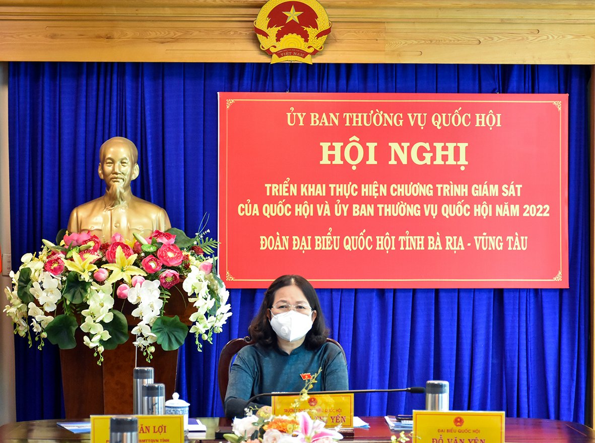 Bà Nguyễn Thị Yến, Phó Bí thư Thường trực Tỉnh ủy, Trưởng Đoàn ĐBQH tỉnh tham dự Hội nghị tại điểm cầu tỉnh BR-VT.