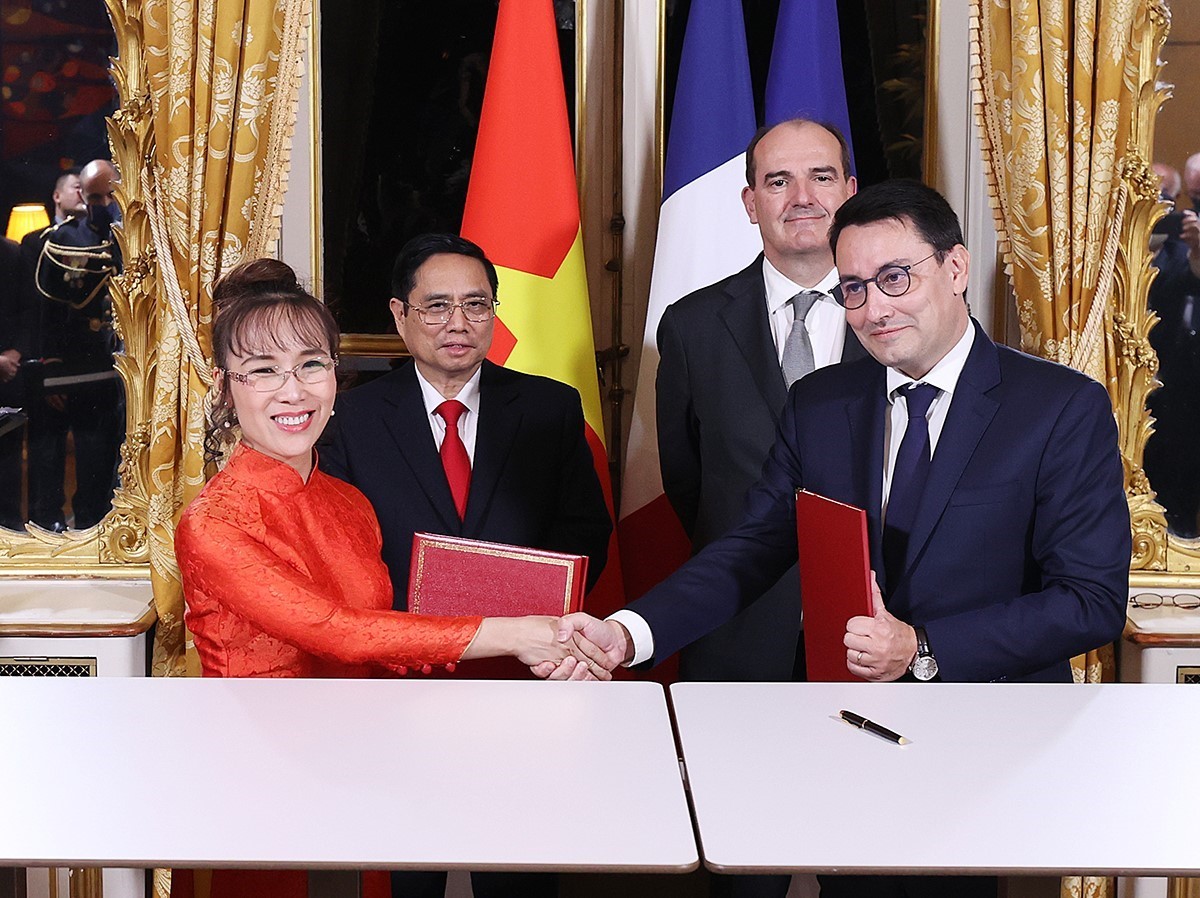 Hai Thủ tướng chứng kiến Lễ ký kết các thỏa thuận trong lĩnh vực kinh tế - thương mại của hãng hàng không Vietjet Air với Safran - Tập đoàn công nghệ cao hàng đầu thế giới của Pháp.