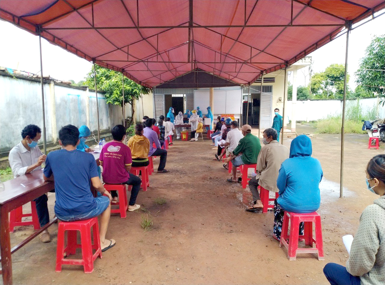 Người dân xã Hòa Hội xếp hàng chờ lấy mẫu xét nghiệm tầm soát COVID-19. Ảnh: THANH HỒNG