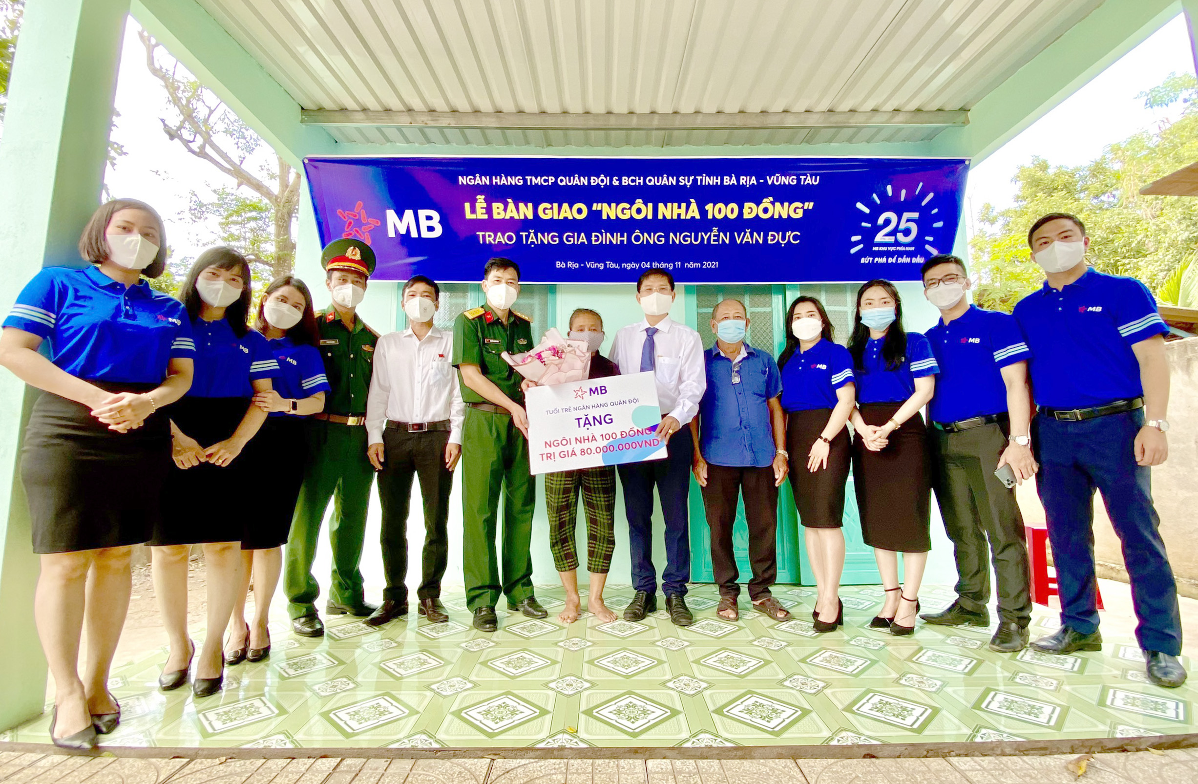 Đại diện Bộ CHQS tỉnh và Ngân hàng TMCP Quân đội chi nhánh Bà Rịa trao bảng tượng trưng tặng “Ngôi nhà 100 đồng” cho gia đình ông Nguyễn Văn Đực.