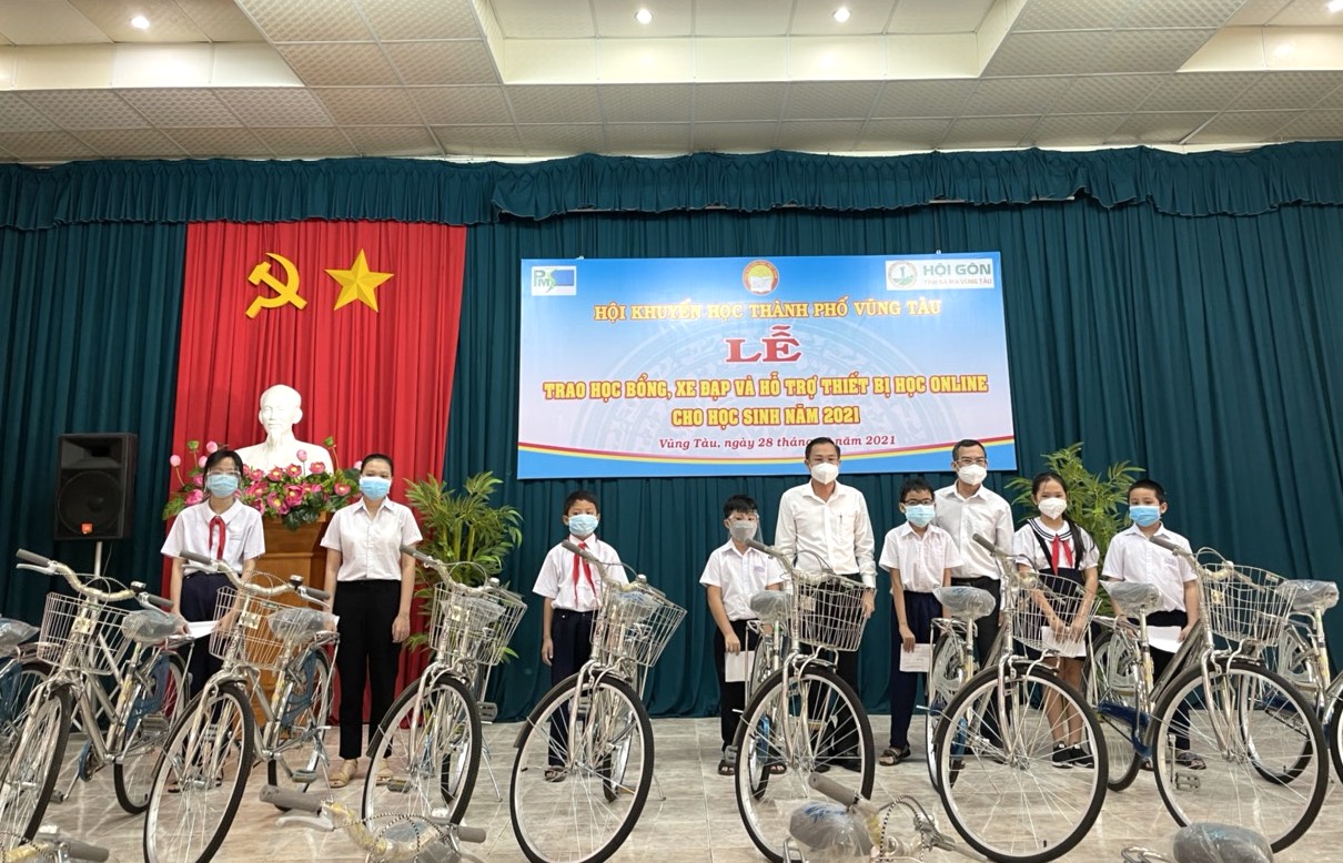 Các em HS mồ côi, có hoàn cảnh khó khăn trên địa bàn TP.Vũng Tàu được tặng xe đạp mới trong năm học 2021-2022.