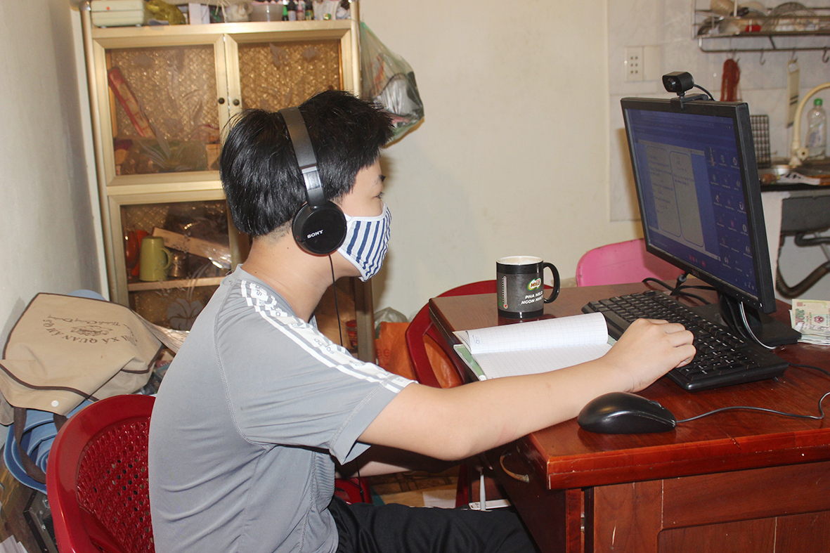Em Đặng Hoàng Anh, HS lớp 8A2 Trường THCS Tóc Tiên (TX. Phú Mỹ) trong tiết học trực tuyến.