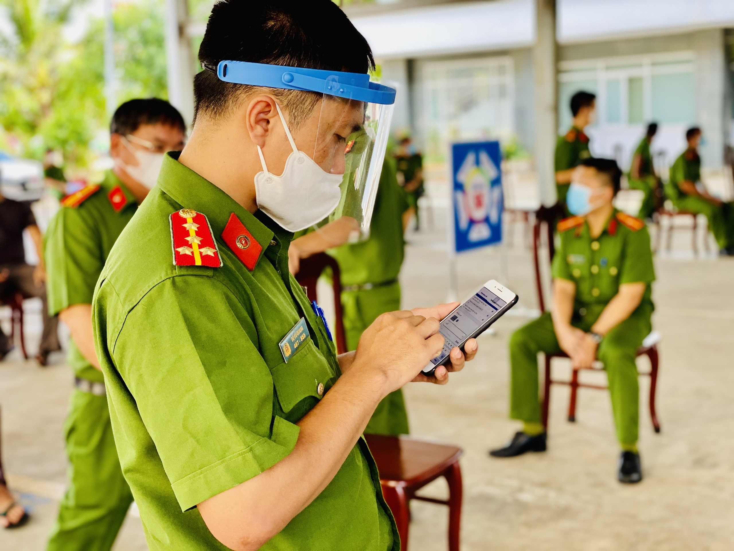 Chiến sĩ Công an tỉnh kiểm tra mũi tiêm trên ứng dụng “Sổ sức khỏe điện tử”.