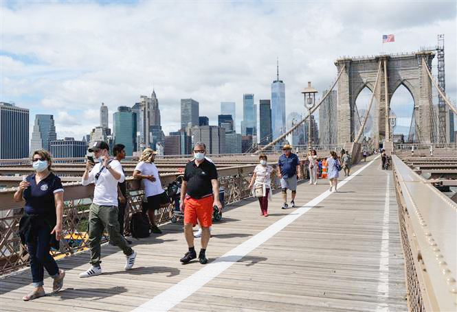 Khách tham quan Cầu Brooklyn ở Manhattan, New York, Mỹ.