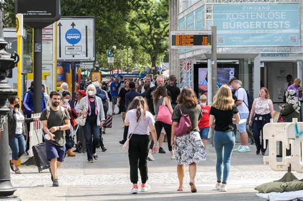 Người dân di chuyển trên đường phố tại Berlin.