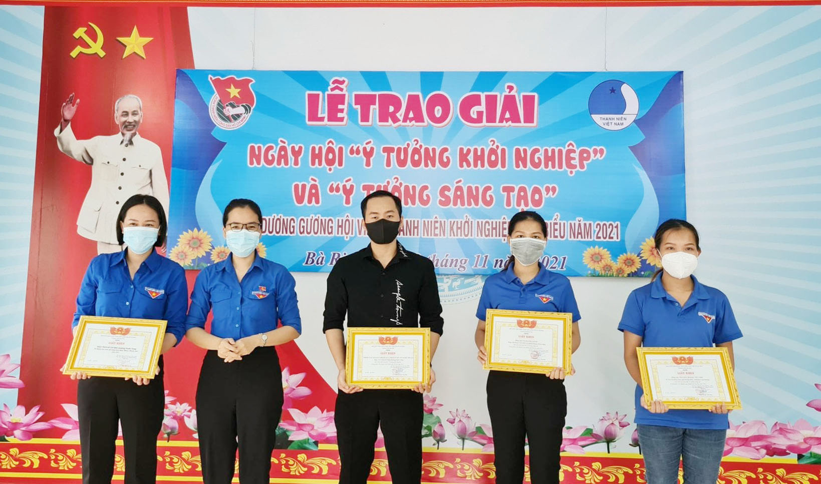 Chị Văn Thanh Hiệp, Ủy viên Ban Thường vụ Thành Đoàn Bà Rịa  trao giải cho các tác phẩm “Ý tưởng khởi nghiệp”.