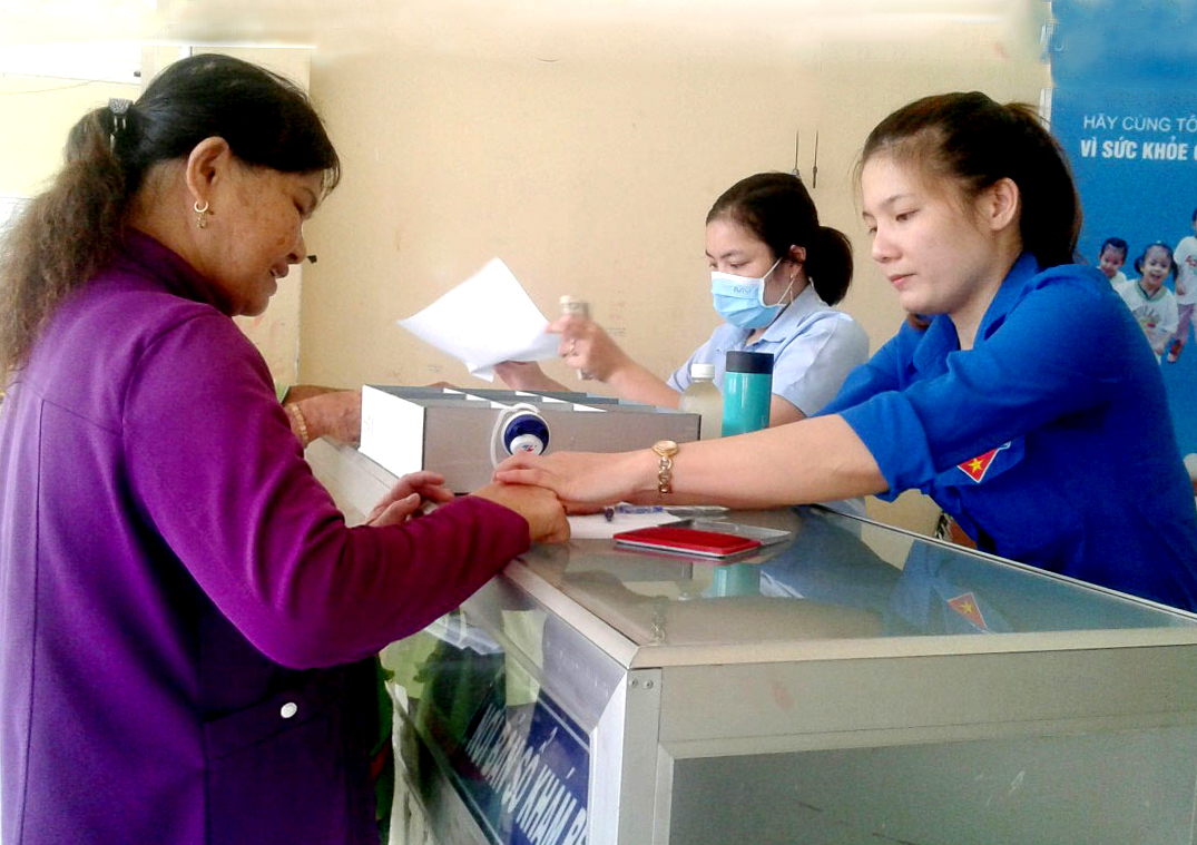 ĐVTN túc trực tại Phòng khám của TTYT huyện Xuyên Mộc để hướng dẫn bệnh nhân làm thủ tục (Ảnh chụp trước tháng 4/2021).