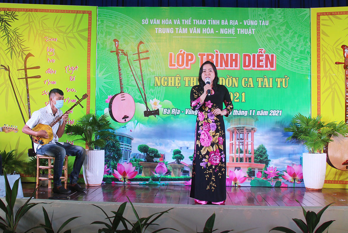 Tài tử Thu Vân trình diễn bài 