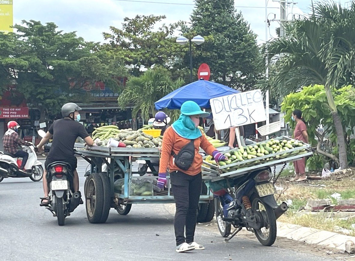 TP.Vũng Tàu sẽ thu hồi tất cả các xe tự chế không đủ điều kiện kiểm định lưu thông trên đường. Trong ảnh: Xe tự chế được người dân sử dụng để buôn bán tự phát tại vòng xoay Nguyễn Hữu Cảnh, phường 10, TP.Vũng Tàu. (Ảnh chụp lúc 11 giờ ngày 11/11).