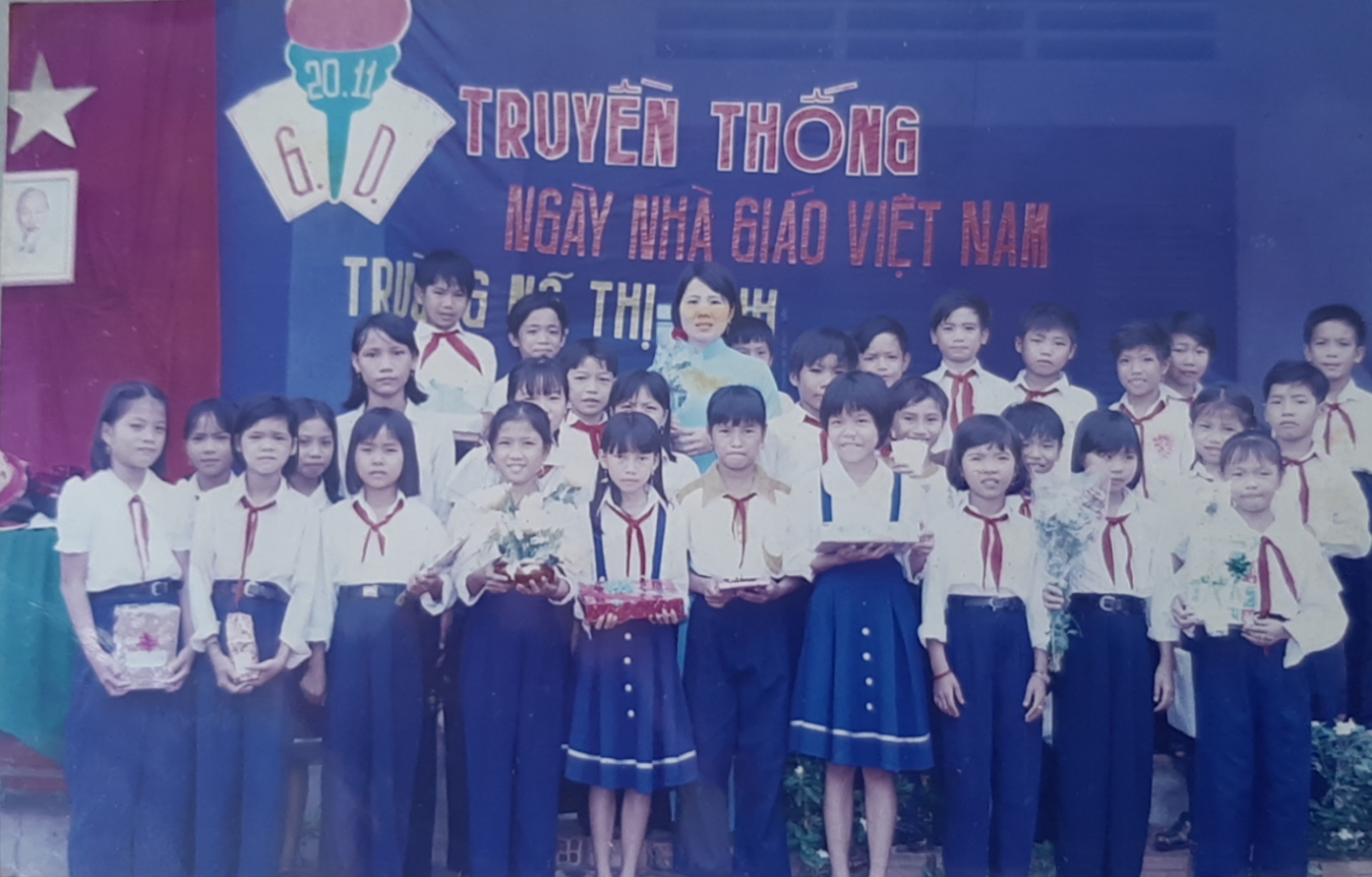Cô Bùi Thị Thủy và các học trò trường Tiểu học Nguyễn Thị Định, xã Bình Châu, huyện Xuyên Mộc (năm học 1999-2000).