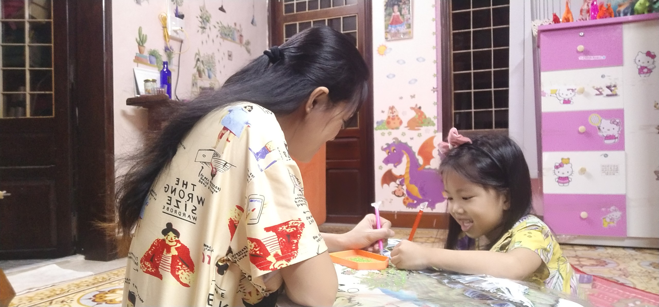Chị Dương Thùy Trang chơi đính tranh cùng con gái.