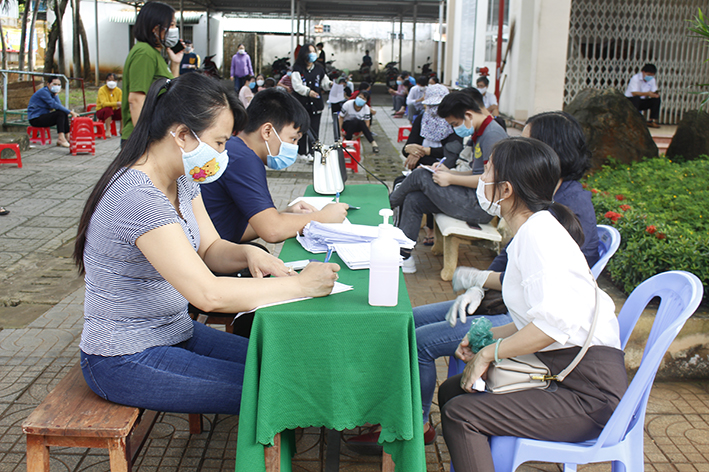 Trước khi tiêm, các điểm tiêm bắt buộc phụ huynh HS phải ký vào phiếu đồng ý tiêm chủng. Trong ảnh: Phụ huynh HS Trường THPT Châu Thành (TP.Bà Rịa) ký vào phiếu đồng ý tiêm vắc xin cho con.Ảnh: HỒNG PHƯƠNG