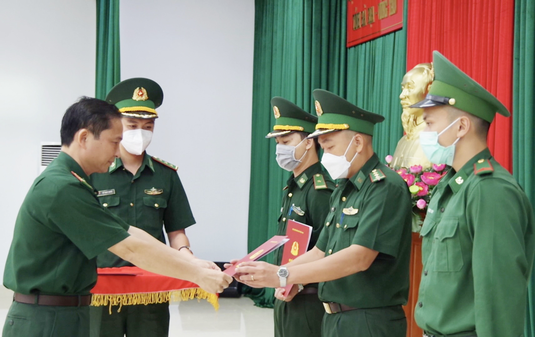 Đại tá Nguyễn Văn Thống, Phó Chính ủy BĐBP tỉnh trao Quyết định điều động cho các chiến sĩ.