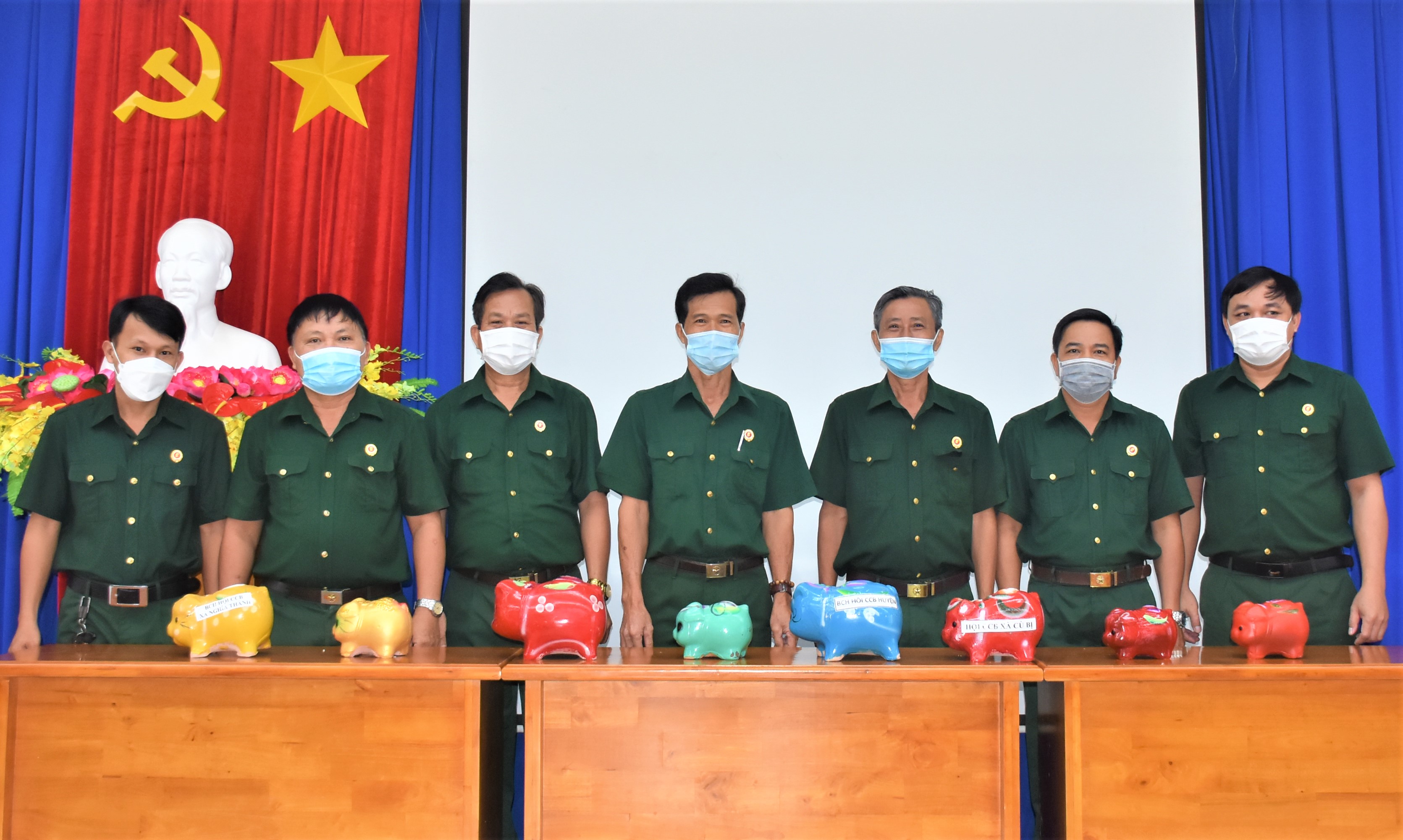 Đại diện Hội CCB các xã, thị trấn tại Lễ “Khui heo đất khuyến học”.