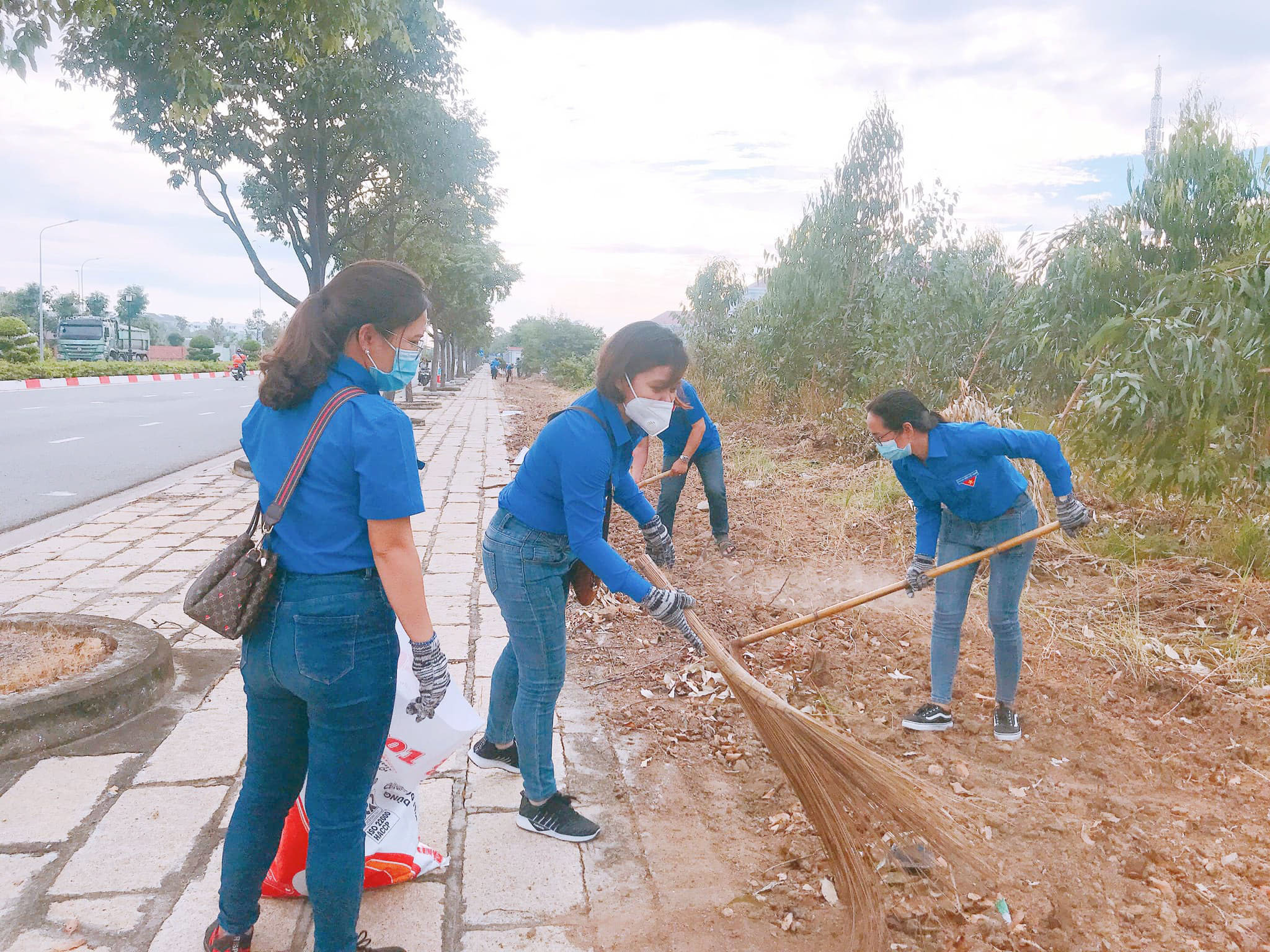 ĐVTN ra quân dọn dẹp tuyến đường Trường Chinh.