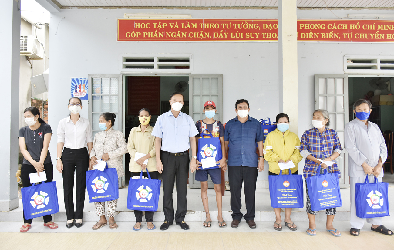 Ông Nguyễn Văn Thọ, Phó Bí thư Tỉnh ủy, Chủ tịch UBND tỉnh (thứ năm từ trái qua) tặng quà cho hộ nghèo tại khu phố Mỹ Thạnh, phường Mỹ Xuân, TX.Phú Mỹ.