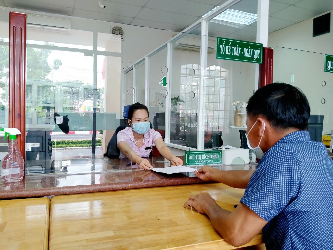 Đại diện Công ty TNHH Mai Anh - 1 trong những DN được vay vốn  trả lương cho người lao động, làm thủ tục nhận vốn vay tại NHCSXH huyện Xuyên Mộc.